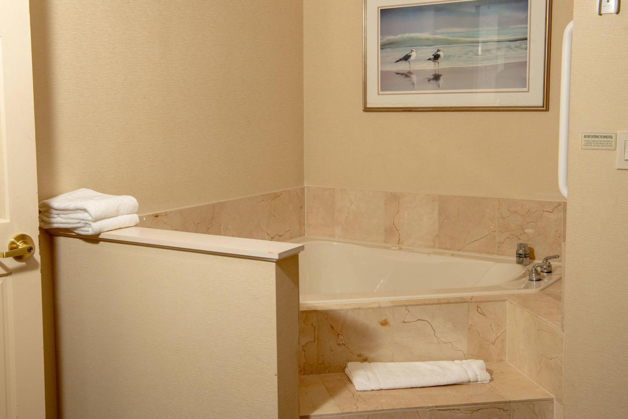 מלון Courtyard By Marriott Erie Ambassador Conference Center מראה חיצוני תמונה